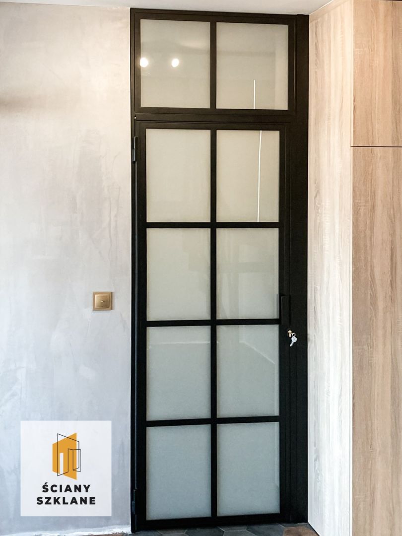 wewnętrzne drzwi skrzydłowe z naświetlem górnym oraz szkłem mlecznym